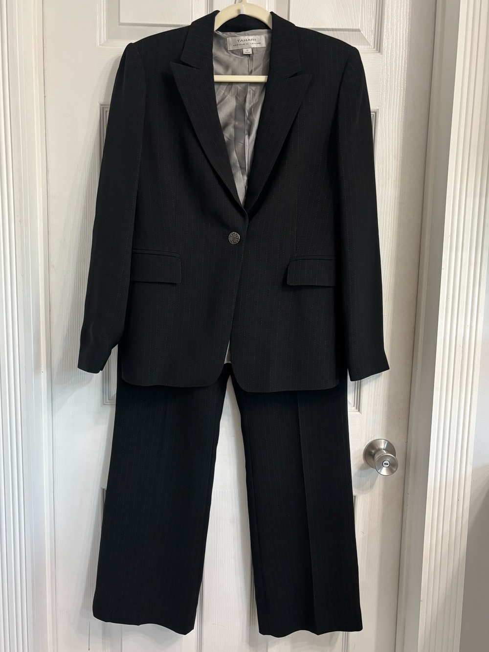 Tahari Arthur S. Levine Women's Black Two-Piece Pinstripe Suit Sz 10 Classic